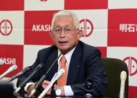 退任会見で心境を語る泉房穂明石市長＝２８日午後、明石市役所（撮影・中西幸大）