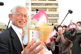 駆けつけた市民に見送られ、退庁する泉房穂明石市長＝２８日午後、明石市役所（撮影・中西幸大）