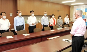 専決処分をした泉房穂市長（右）に対し、市議会を軽んじないよう意見表明する議員たち＝２０２１年８月１９日
