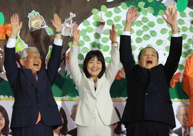 明石市長選で当選した丸谷聡子氏（右）とともに喜ぶ泉房穂市長＝２０２３年４月２３日