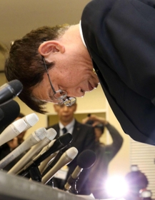 辞意を表明した会見の最後に深々と頭を下げる泉房穂市長＝２０１９年２月１日
