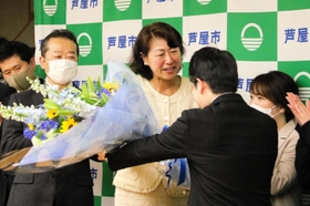 退任を前に職員から花束を贈られ、笑顔を見せる芦屋市の伊藤舞市長＝芦屋市役所