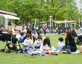 芝生の上くつろぐ親子ら＝２９日午後、神戸市中央区加納町６、東遊園地