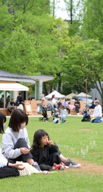 リニューアルしたばかりの神戸・東遊園地で遊ぶ親子ら＝２９日午前、神戸市中央区加納町６