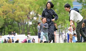 リニューアルしたばかりの神戸・東遊園地で遊ぶ親子ら＝２９日午前、神戸市中央区加納町６