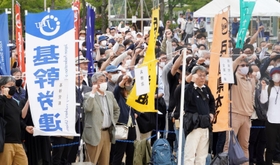 ４年ぶりに組合員が参集して行われた兵庫県メーデー神戸中央大会＝２９日午前、大倉山公園
