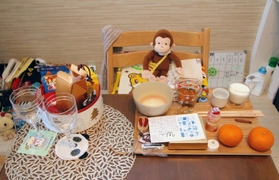 友一君が使っていた食器やおもちゃなどが並ぶ食卓＝神戸市内 