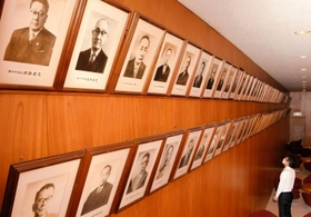 兵庫県議会の歴代正副議長の顔写真が並ぶ議場棟の一角。新任期の始まりを前に、ポスト争いが過熱しつつある＝神戸市中央区下山手通５
