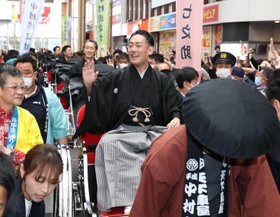 ファンからの声援に応える中村勘九郎さんら＝３０日午前、姫路市内（撮影・辰巳直之）