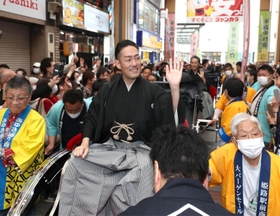 ファンからの声援に応える中村勘九郎さんら＝３０日午前、姫路市内（撮影・辰巳直之）