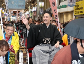ファンからの声援に応える中村勘九郎さんら＝３０日午前、姫路市内（撮影・辰巳直之）