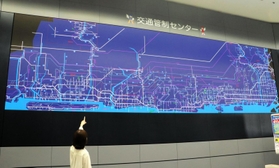 ジャティックの放送室から見えるようになっている兵庫県警の「交通管制センター」の大型モニター＝兵庫県警本部