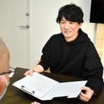 利用者と話す田村匠さん＝大阪市生野区