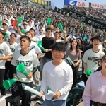 報徳ナインに声援を送るアルプススタンドの応援団＝１日午後、西宮市の甲子園球場（撮影・吉田敦史）