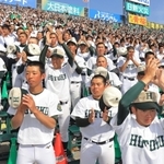 決勝まで戦いきった報徳ナインを拍手でたたえる応援団＝１日午後、西宮市の甲子園球場（撮影・吉田敦史）