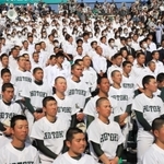 決勝で敗れたナインと共に、夏への思いを新たにする報徳学園の応援団＝１日午後、西宮市の甲子園球場（撮影・吉田敦史）