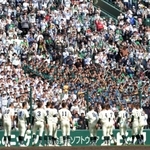 試合後、あいさつする報徳の選手達に対して惜しみない拍手を送る観客ら（撮影・風斗雅博）