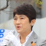 候補者への支援を呼びかける立憲民主党の西村智奈美代表代行＝２日午前、西宮市内（撮影・吉田敦史）