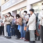 兵庫県議選や神戸市議選が告示され、応援に駆け付けた政党幹部の演説に聴き入る市民ら＝神戸市内