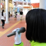 街頭で子育て施策の重要性を訴える女性候補者＝神戸市内