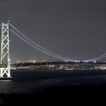 開通から２５年を迎える明石海峡大橋＝４日夜、淡路市岩屋から（撮影・長嶺麻子）