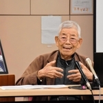 国の対応に憤りの思いを伝える小林宝二さん＝明石市貴崎１、明石市立総合福祉センター