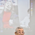 国の対応に憤りの思いを伝える小林宝二さん＝明石市貴崎１、明石市立総合福祉センター