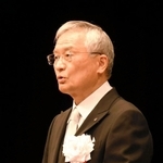 式辞を述べた高坂誠学長＝６日午前、神戸市中央区、神戸国際会館こくさいホール