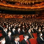 入学式に参加した新入生たち。マスクの着脱は任意となった＝６日午前、神戸市中央区、神戸国際会館こくさいホール