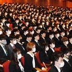 入学式に参加した新入生たち。マスクの着脱は任意となった＝６日午前、神戸市中央区、神戸国際会館こくさいホール