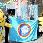 統一地方選に合わせて掲揚される「白バラ旗」。公正な選挙を呼びかけるシンボルだ＝神戸市中央区下山手通５、兵庫県庁（撮影・金　旻革）