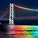 クリスマス限定バージョンでライトアップされた明石海峡大橋＝２０１６年１２月、神戸市垂水区海岸通