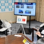 トルコ・シリア大地震を受け、国際協力機構（ＪＩＣＡ）調査団の一員としてトルコの被災地を訪れた元兵庫県職員の出野上聡さん（６０）が６日、県庁で斎藤元彦知事に帰国報告した。現地では密集市街地の解消や復興住宅の建設などの計画が国主導で進み、出野上さんは被災自治体に「被災者の孤立など中長期的に顕在化する課題も意識してほしい」と助言したという。