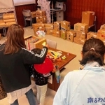 無料配布会で食料を受け取る親子ら＝南あわじ市広田広田（提供）