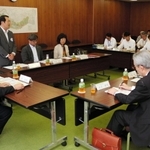 明石市が少人数学級化の方針を示した２０１５年の市総合教育会議＝市役所