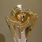 甲子園歴史館に展示されるＷＢＣの優勝トロフィー（同館提供）