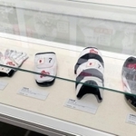 ＷＢＣに出場した阪神の選手の優勝メダル、野球用具も展示されている（甲子園歴史館提供）