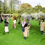 開放されたばかりの芝生広場で写真を撮る人たち＝神戸市中央区加納町６