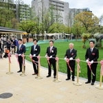 テープカットで東遊園地のリニューアルを祝う関係者＝神戸市中央区加納町６