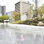 水遊びができる噴水。ミストも立ち上る＝神戸市中央区加納町６