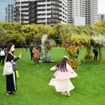 開放されたばかりの芝生広場で写真を撮る人たち＝神戸市中央区加納町６