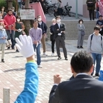 選挙戦を通じ、物価高騰への対策に関心を寄せる有権者も多い＝神戸市内（撮影・風斗雅博）