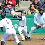 鳴門戦で安打を放つ飯田さん＝２０１２年３月２４日、甲子園球場