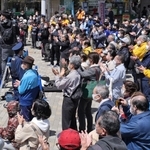 選挙戦最終日を迎え、投票を呼びかける候補者らの演説を聞く有権者＝８日午後、神戸市内（撮影・小林良多）