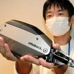 重さ約３キロの「シーブレース」の本体部分＝神戸市西区曙町、兵庫県立総合リハビリテーションセンター