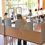 兵庫県議選と神戸市議選の投票をする有権者ら＝９日、神戸市中央区山本通１（撮影・鈴木雅之）