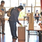 兵庫県議選と神戸市議選の投票をする有権者ら＝９日、神戸市中央区山本通１（撮影・鈴木雅之）