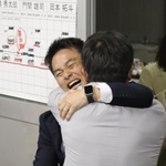 当選を決めて支援者と喜ぶ橘秀太郎氏＝香美町香住区香住（撮影・斎藤　誉）