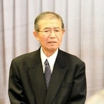落選が決まり、沈痛な表情で支援者にあいさつする藤原昭一氏＝小野市上本町