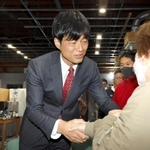 支援者らと当選を喜ぶ中田英一氏＝三田市下井沢（撮影・土井秀人）